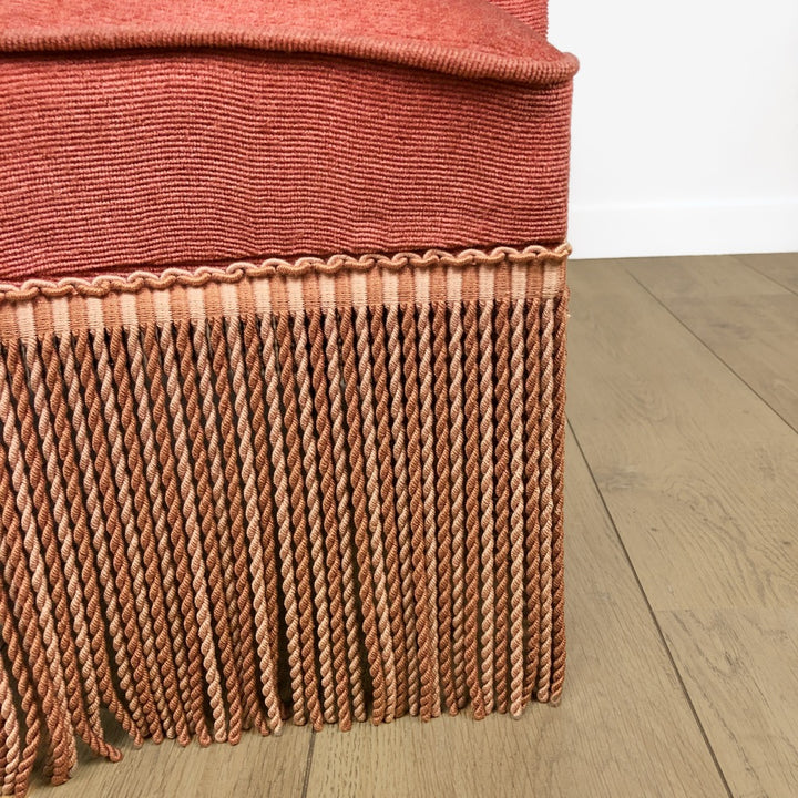 Fauteuil crapaud à franges en velour rose poudré