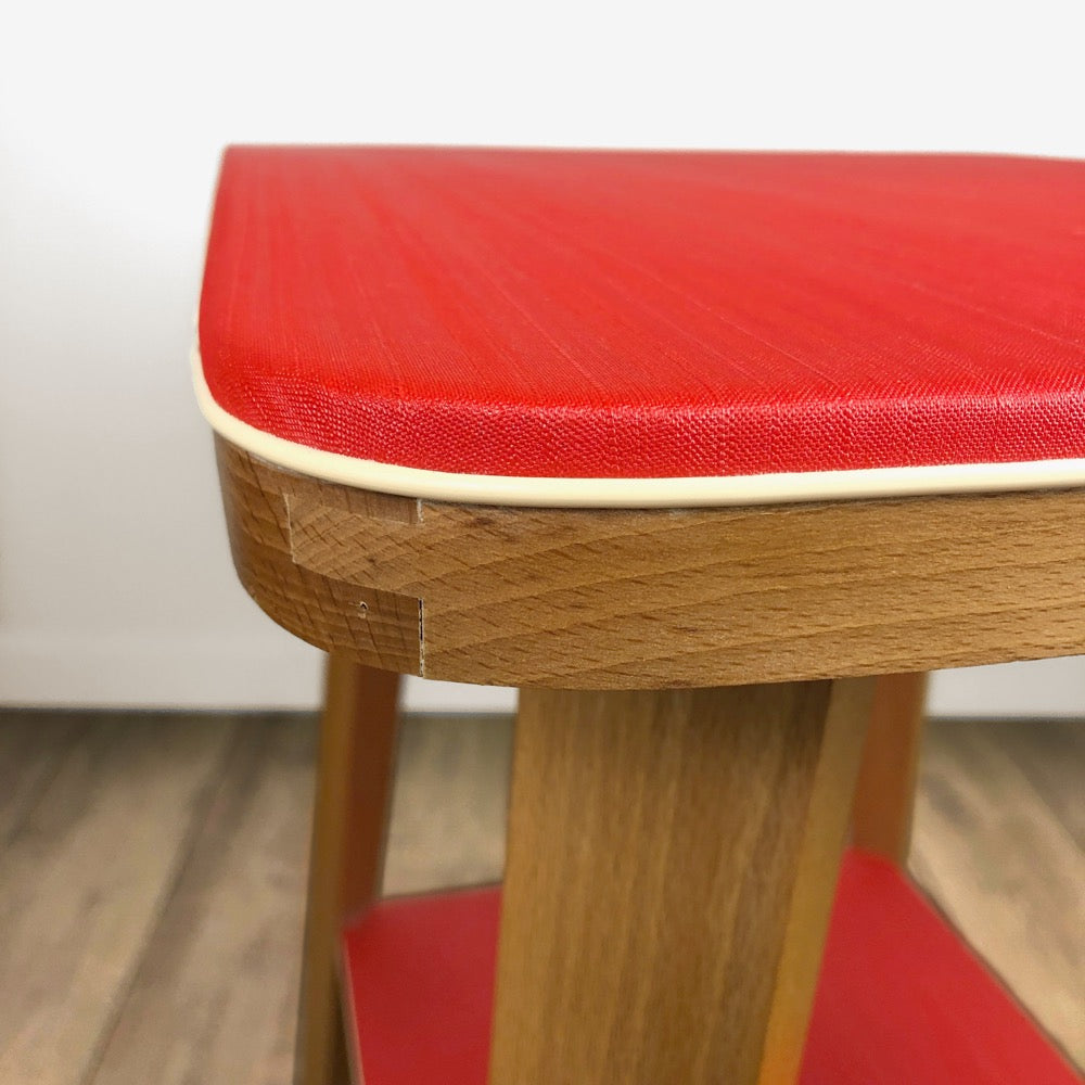Desserte bois et vinyle rouge scandinave