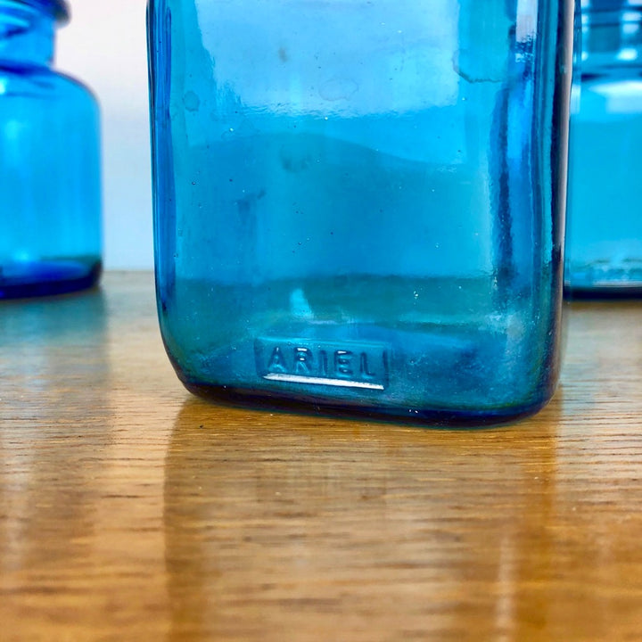 Six bocaux publicitaires en verre bleu moulé