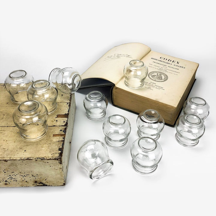 12 anciennes ventouses médicales en verre moulé