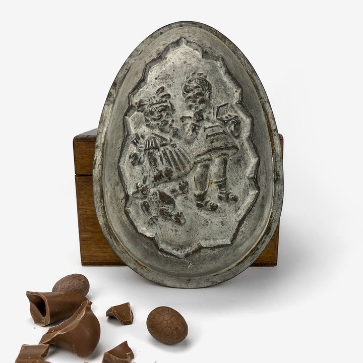 Ancien demi-moule à œuf en chocolat en métal