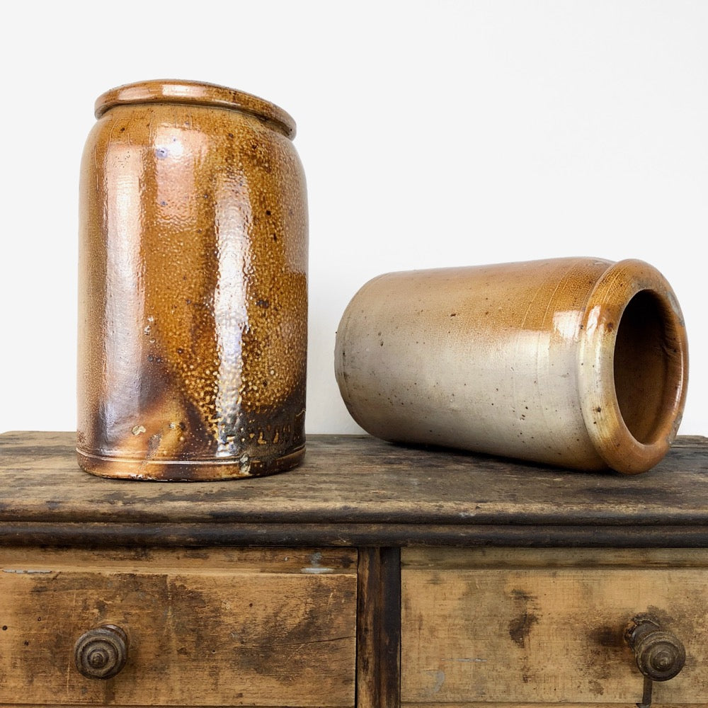 Duo d'anciens pots à sel en grès vernissé