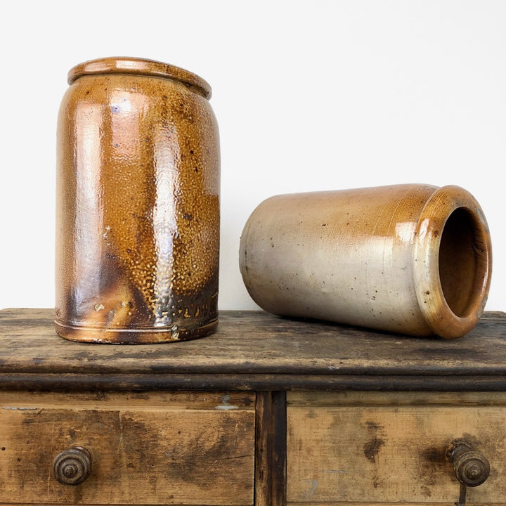 Duo d'anciens pots à sel en grès vernissé