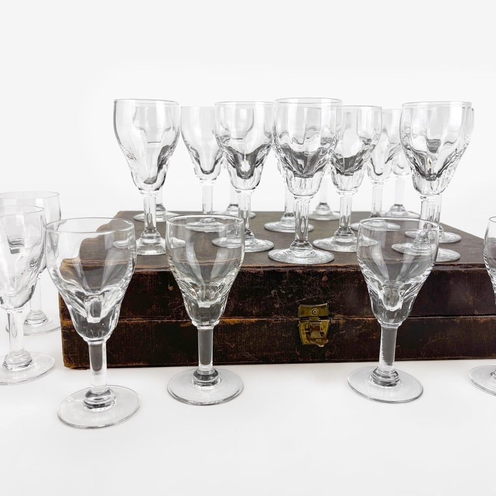 Verres à liqueur anciens en verre soufflé 21 pièces