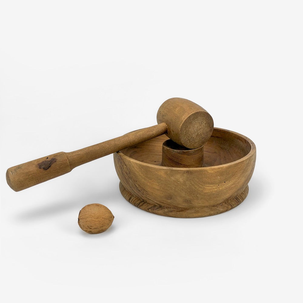 Ancien casse-noix en bois avec maillet et assiette