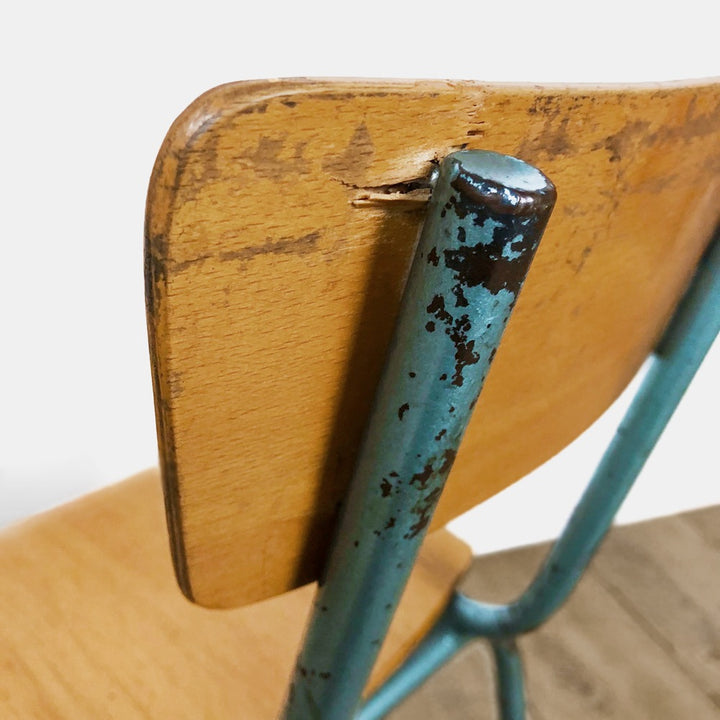 Duo de chaises de maternelle vintages en bois et métal tubulaire