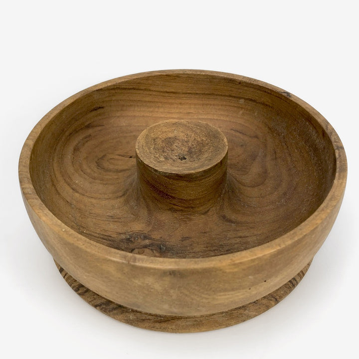 Ancien casse-noix en bois avec maillet et assiette