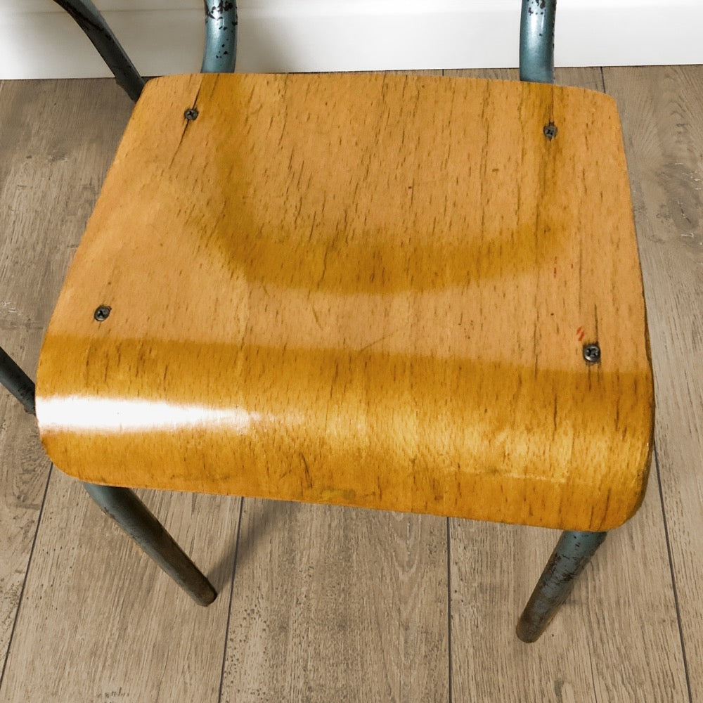 Duo de chaises de maternelle vintages en bois et métal tubulaire
