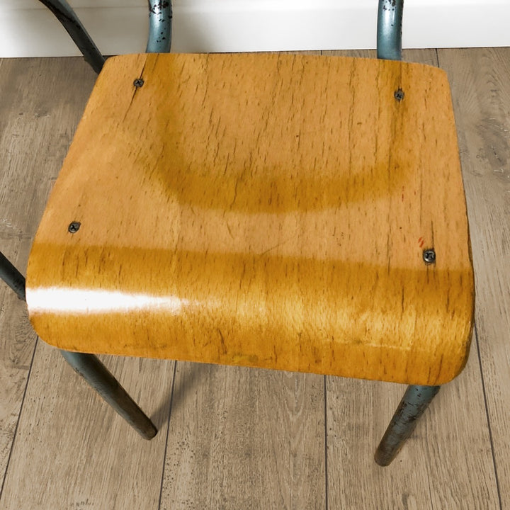 Duo de chaises de maternelle vintages en bois et métal tubulaire