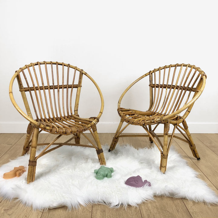 Paire de fauteuils corbeilles en rotin pour enfants
