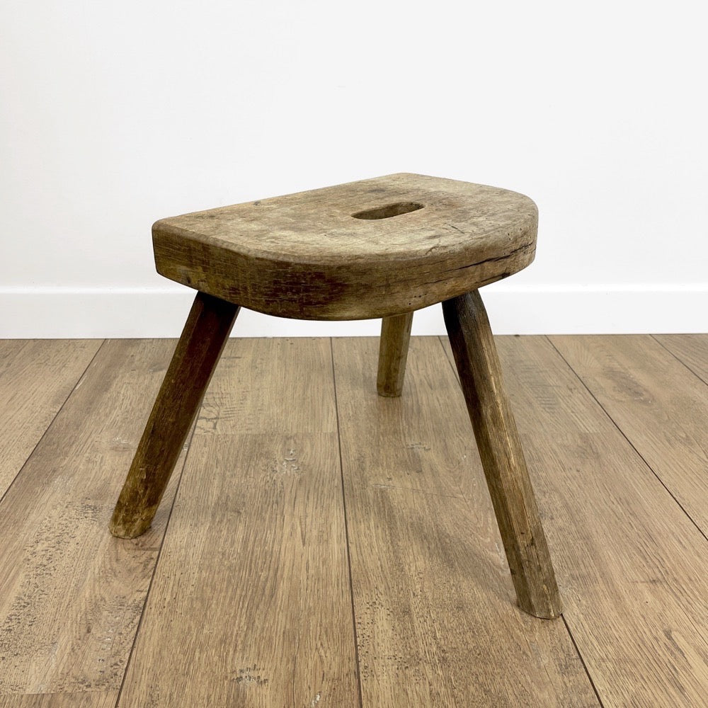 Tabouret de traite tripode brutaliste