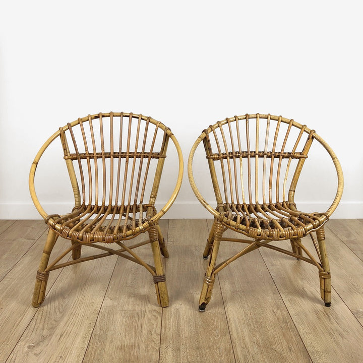 Paire de fauteuils corbeilles en rotin pour enfants