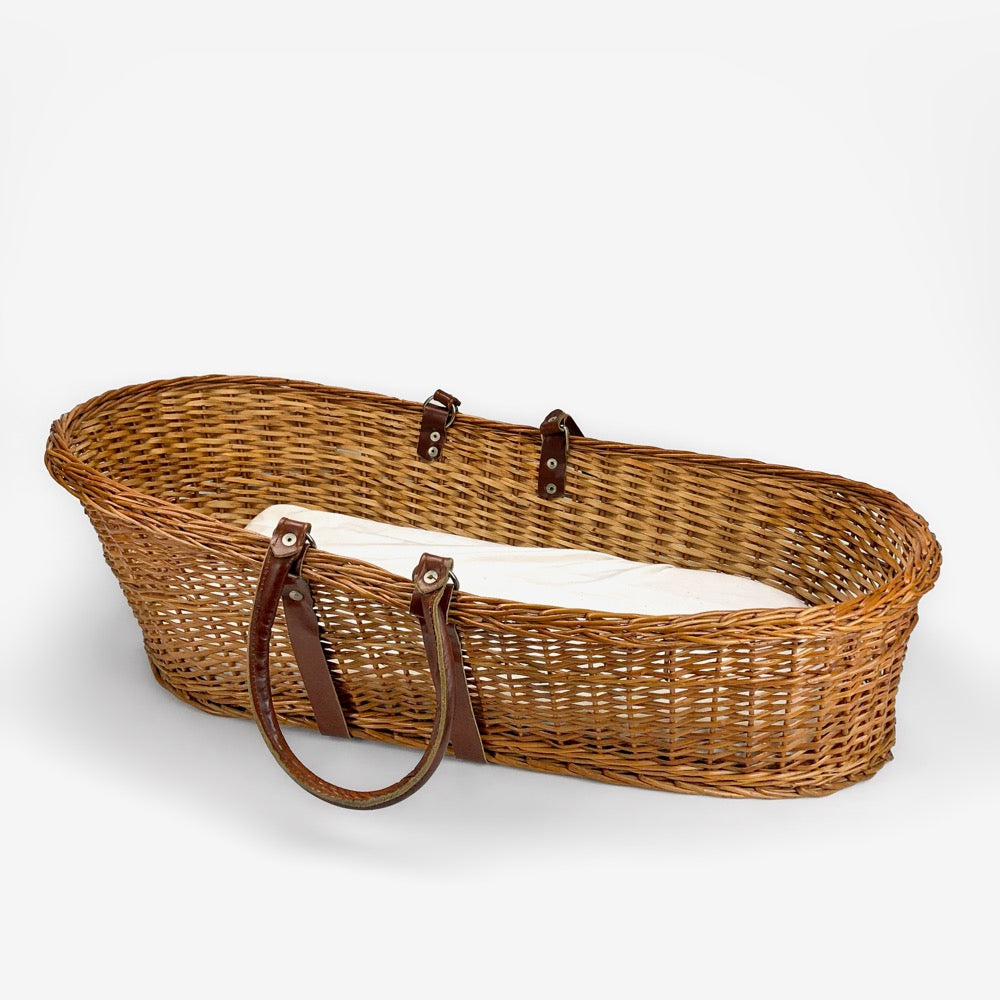 Ancien couffin en osier avec son matelas