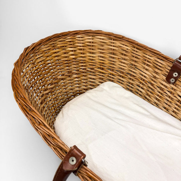 Ancien couffin en osier avec son matelas