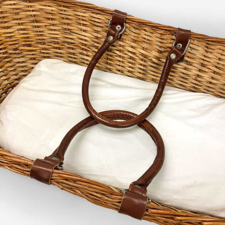 Ancien couffin en osier avec son matelas
