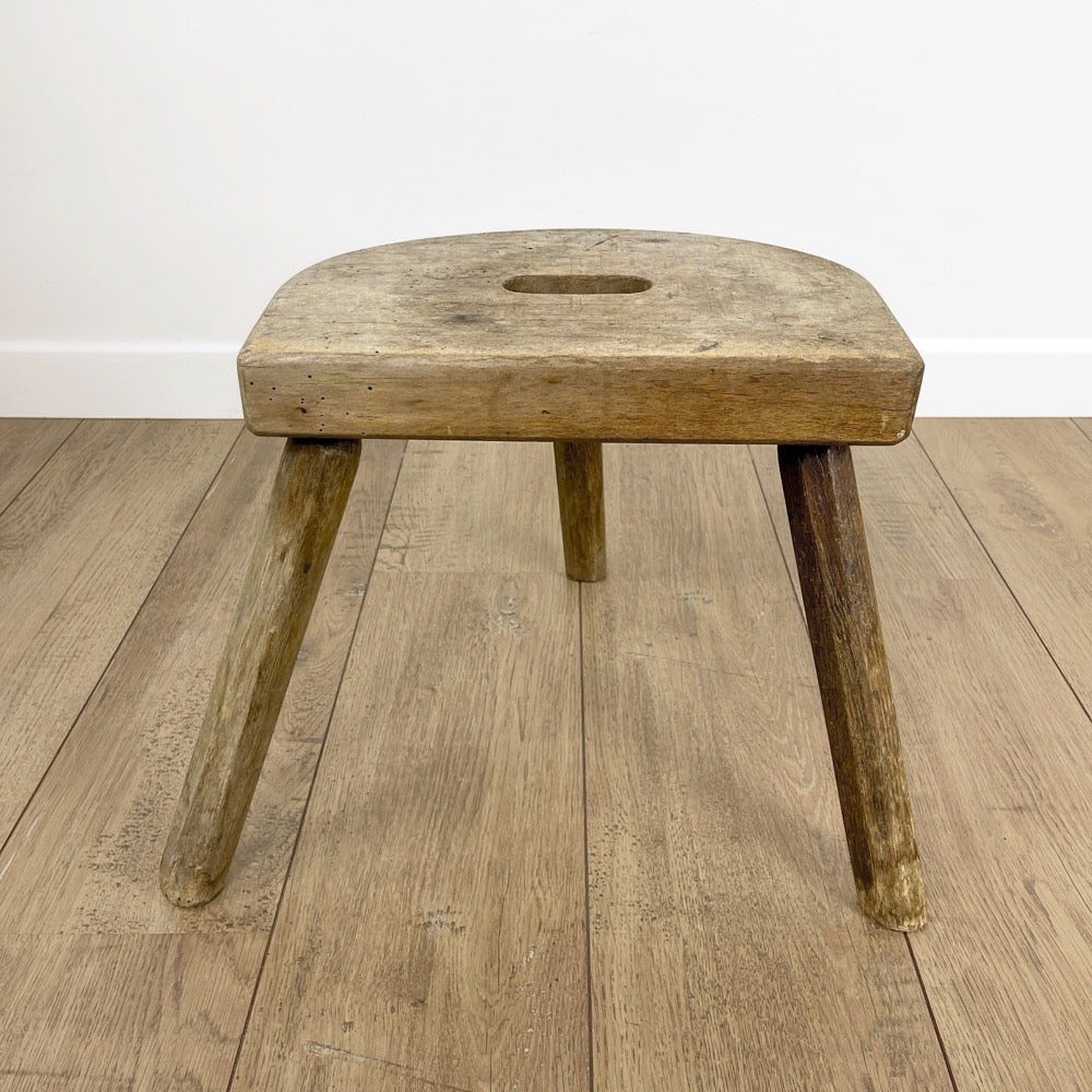 Tabouret de traite tripode brutaliste