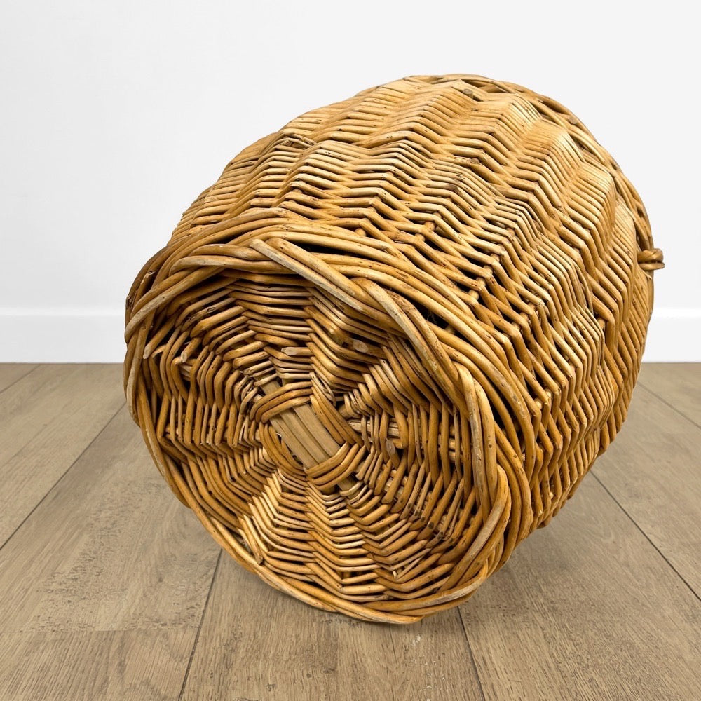 Dame-Jeanne ancienne dans son panier en osier