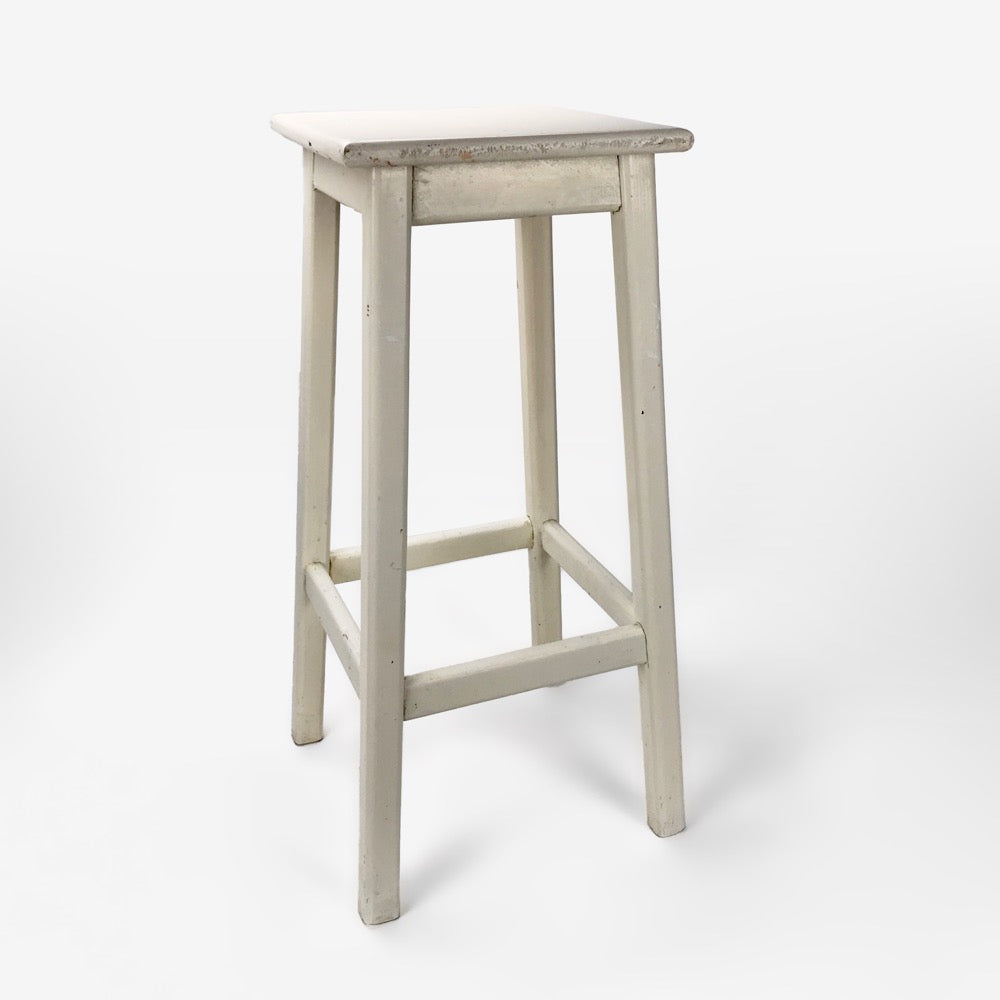 Haut tabouret d'atelier blanc en bois