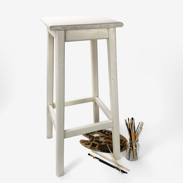 Haut tabouret d'atelier blanc en bois