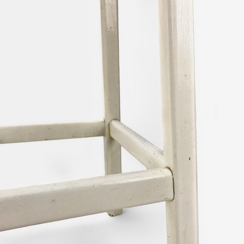 Haut tabouret d'atelier blanc en bois