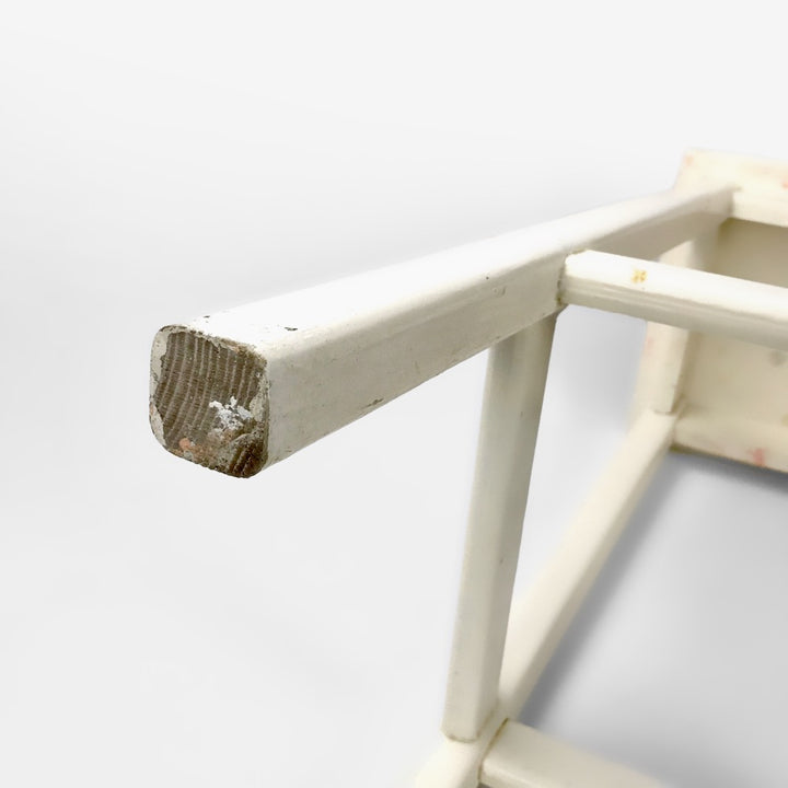 Haut tabouret d'atelier blanc en bois