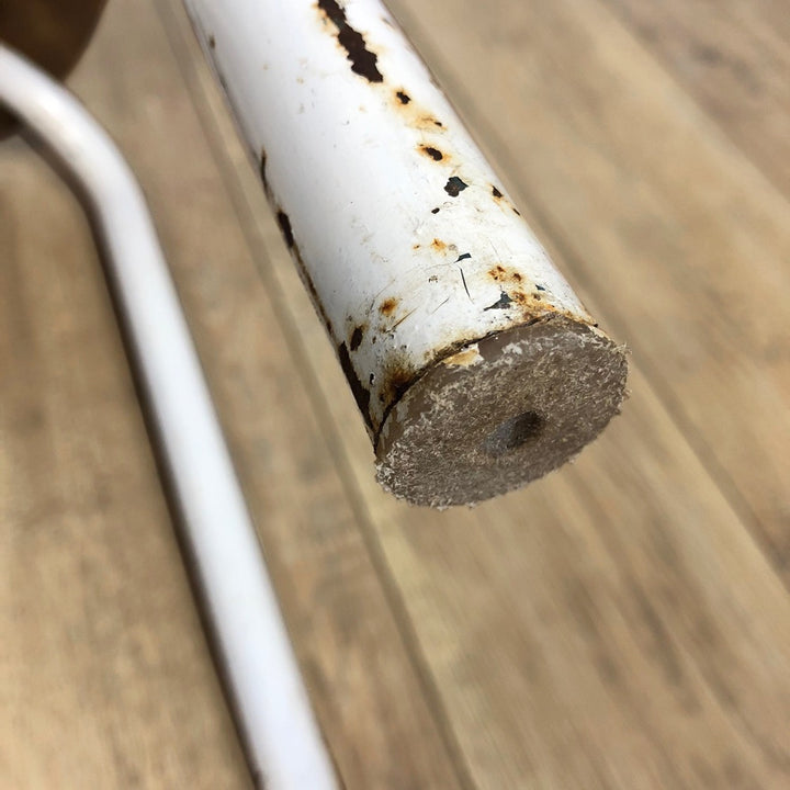 Petit tabouret d'atelier piètement blanc