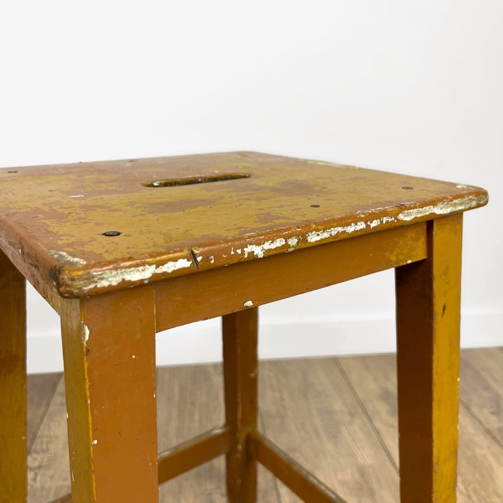 Ancien tabouret de ferme à fente
