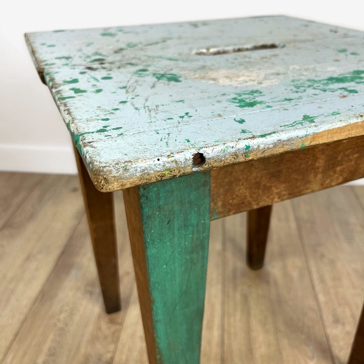 Ancien tabouret à fente en bois