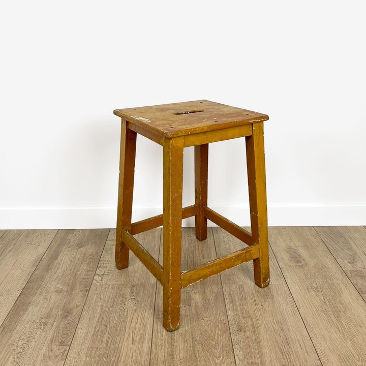 Ancien tabouret de ferme à fente