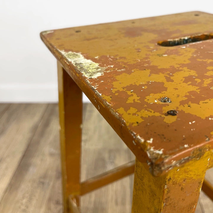 Ancien tabouret de ferme à fente