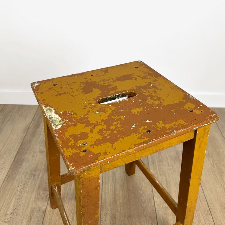Ancien tabouret de ferme à fente