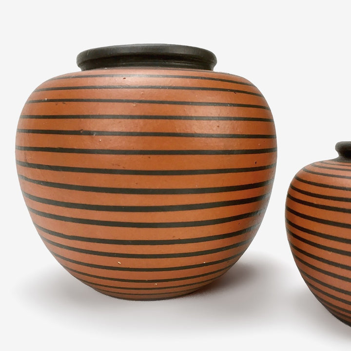 Duo de vases boules Elchinger à rayures noires asymétriques, fond auburn