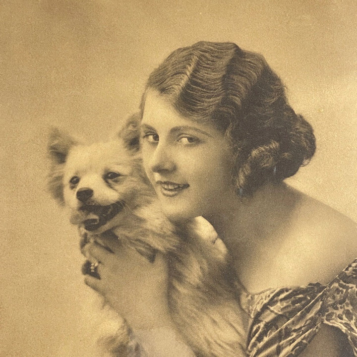 Portrait photographique jeune femme et Loulou de Poméranie 1920