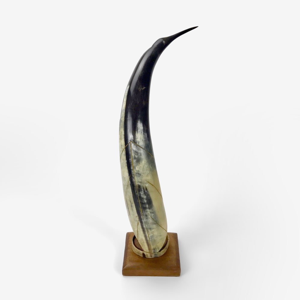 Sculpture d'aigrette ardoisée en corne