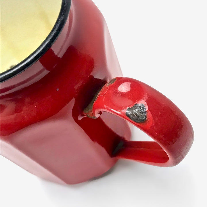 Cafetière émaillée rouge rétro