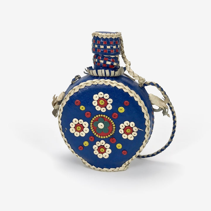 Gourde yougoslave en verre et cuir brodé
