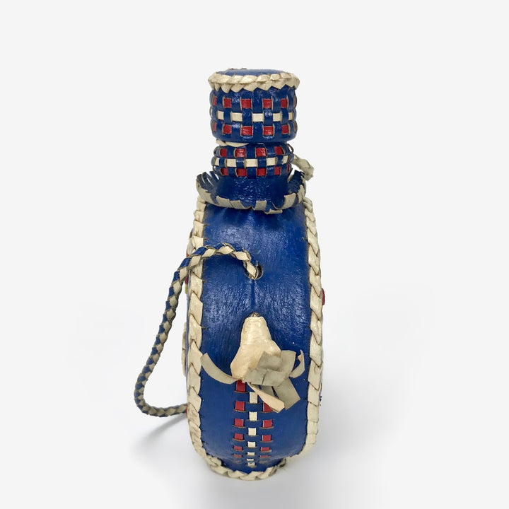 Gourde yougoslave en verre et cuir brodé
