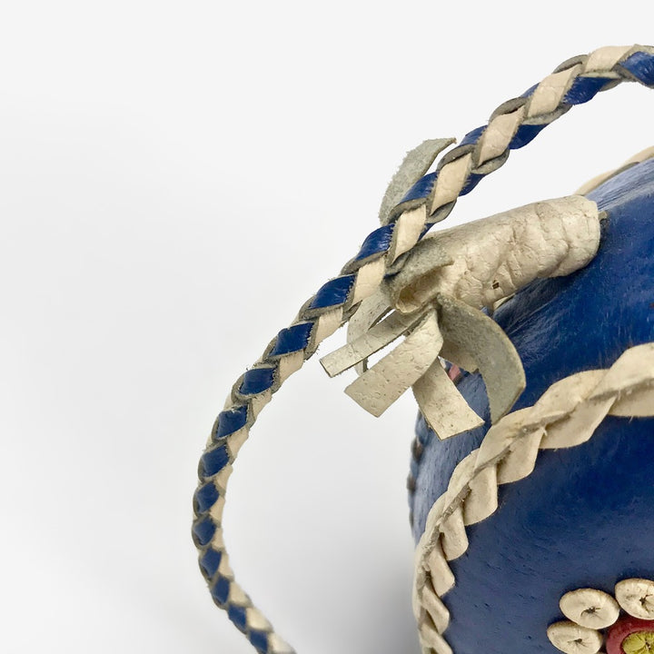 Gourde yougoslave en verre et cuir brodé