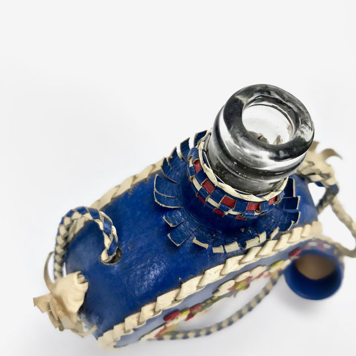 Gourde yougoslave en verre et cuir brodé