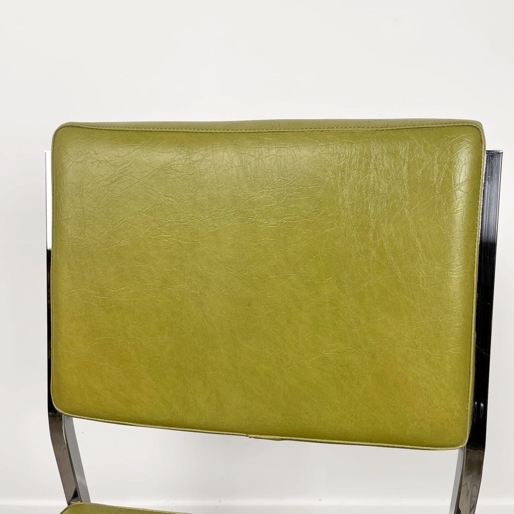 Chaise chrome et skaï vert olive années 70