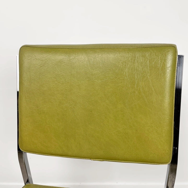 Chaise chrome et skaï vert olive années 70
