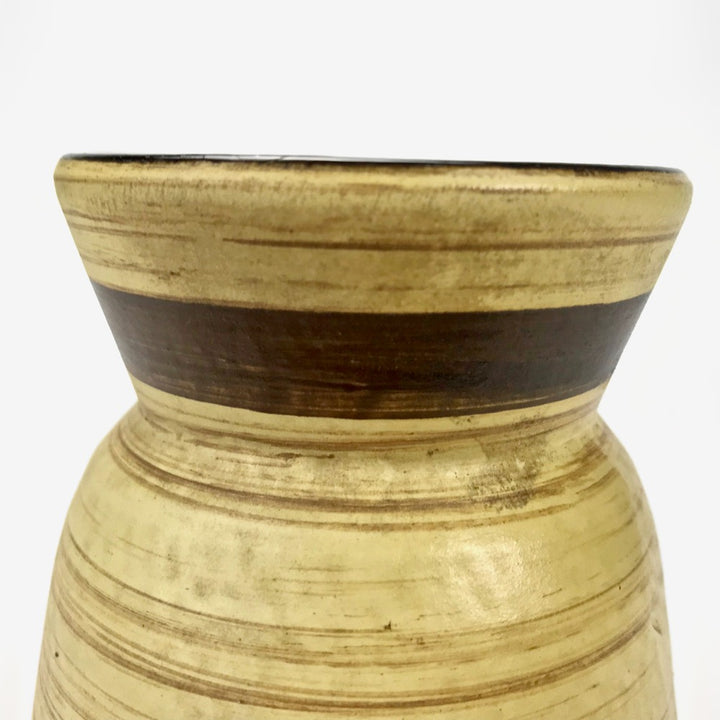 Vase ivoire strié tendance ethnique des années 60