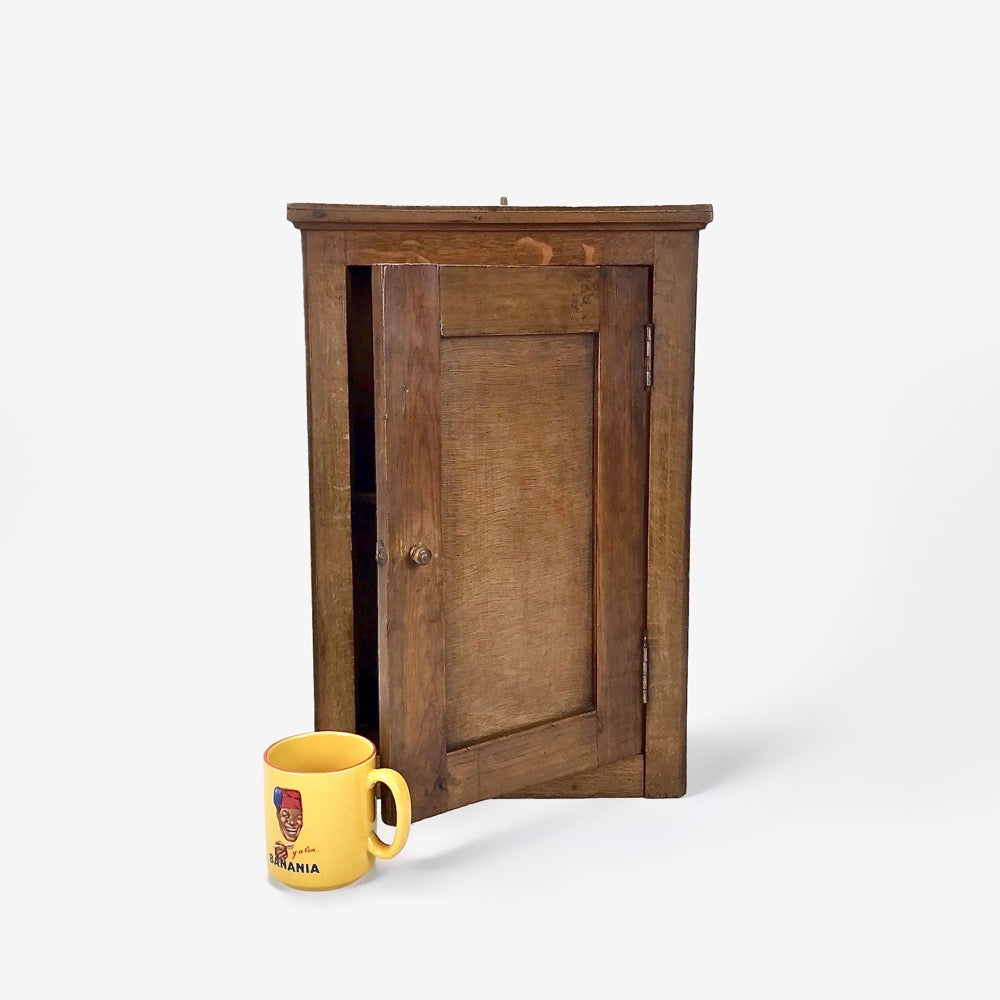 Petite armoire de rangement en bois