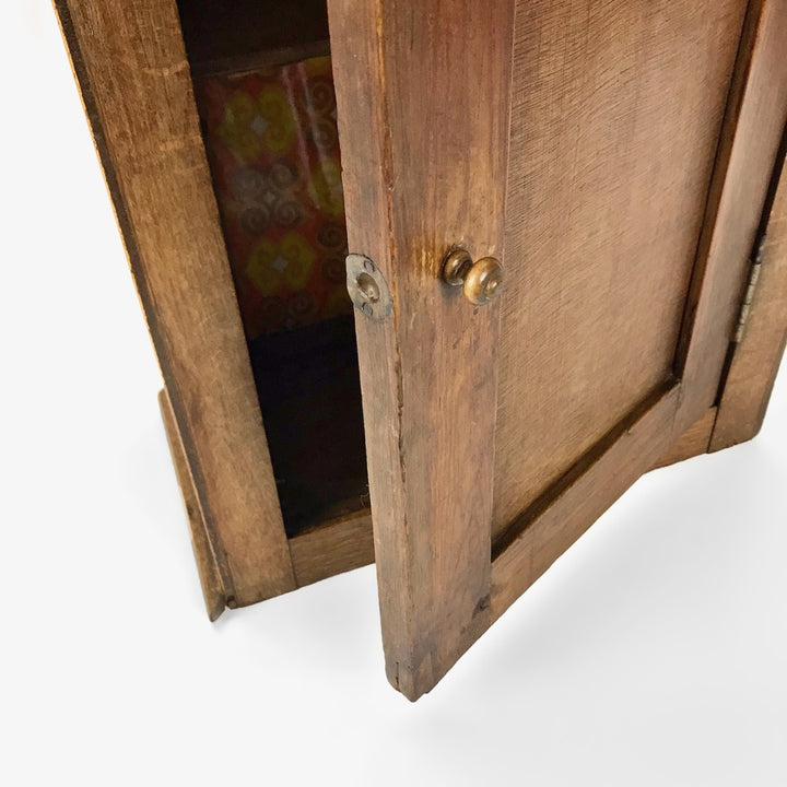 Petite armoire de rangement en bois