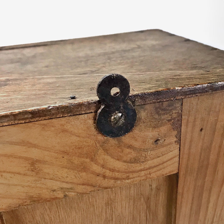Petite armoire de rangement en bois