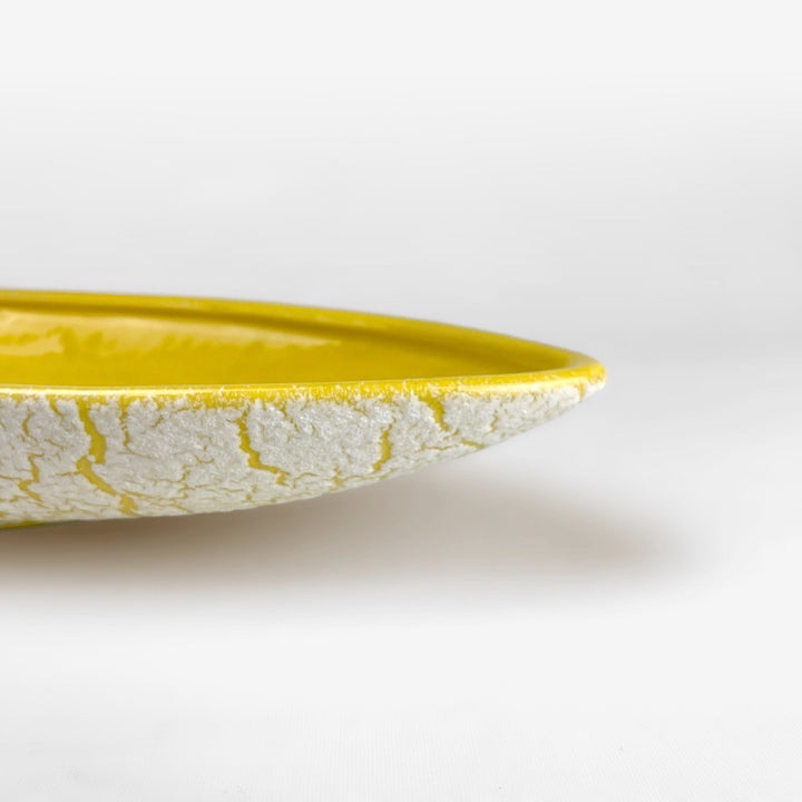 Coupe ovale céramique émaillée jaune et texture Mid-Century