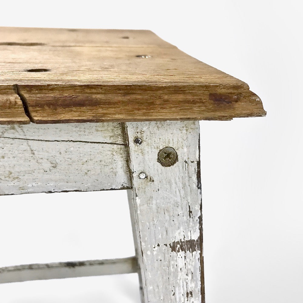 Ancien tabouret d'atelier en bois