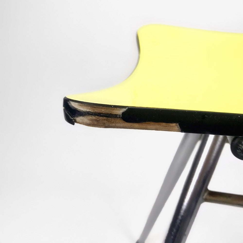 Tabouret Formica jaune et pieds inox