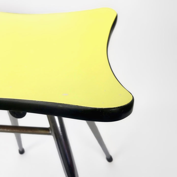 Tabouret Formica jaune et pieds inox