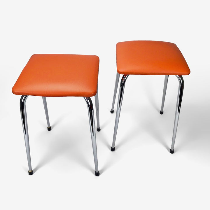 Duo de tabourets en Skaï orange et pieds inox